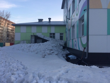 В Барнауле от схода снега с крыши детского сада погиб мужчина