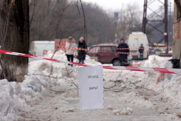 От падения наледи в Каменск-Уральском пострадали три женщины и ребёнок