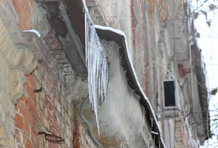 В Саратове женщина пострадала от схода снега с крыши