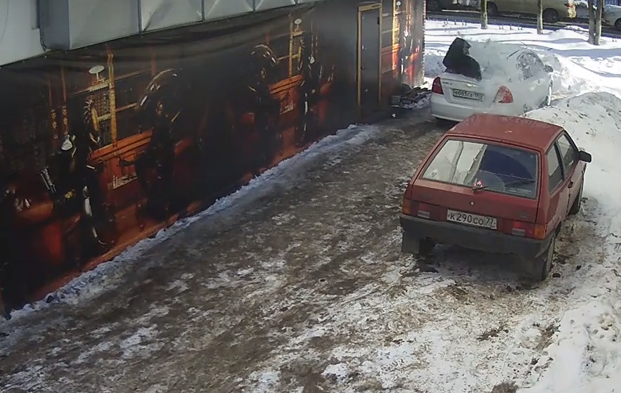 В Долгопрудном ледяная глыба разбила припаркованную машину