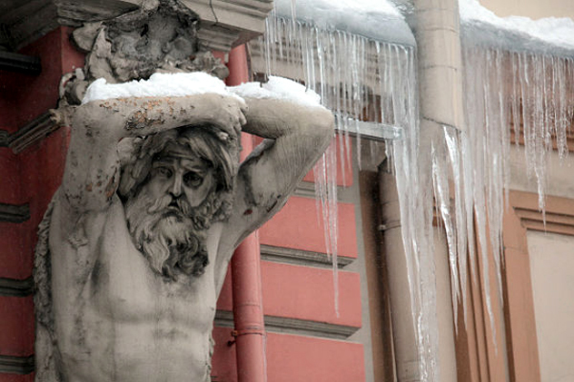 В Петербурге из-за сбивания сосулек весной обрушиваются фасады