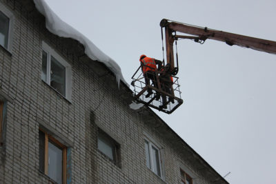 На 145 крышах в Ульяновске висят опасные сосульки