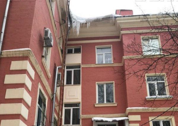 В Ростове-на-Дону жители боятся войти в дом из-за сосульки