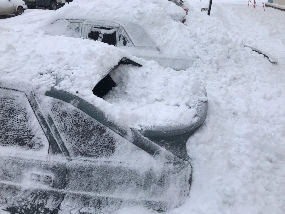 В Балаково снег с крыши спорткомплекса повредил несколько машин