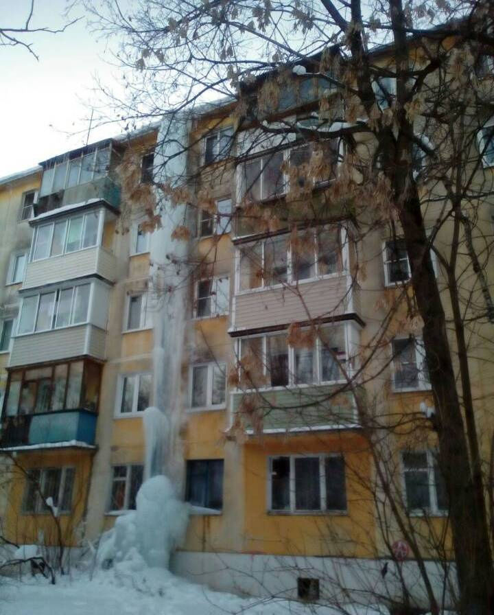 «Ледяная лавина» на стене дома в Жуковском держится более двух недель