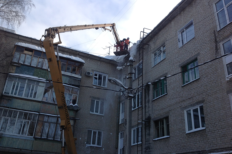 За 5 суток в Ульяновске очистили от снега 150 крыш