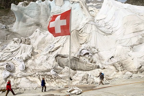 В Швейцарии жители укрывают ледники огромными одеялами