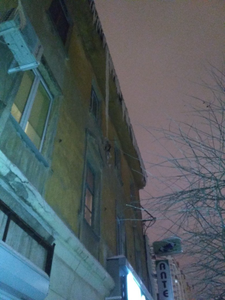 Воронежцы жалуются на огромную сосульку на улице Куколкина
