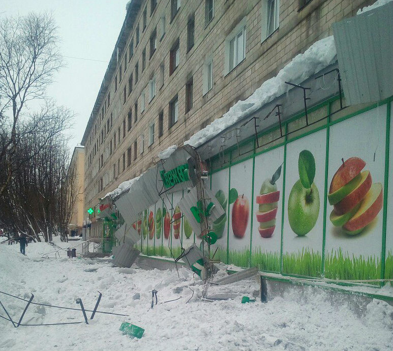 В Мурманской области снег с крыши разрушил козырек и вывеску магазина 