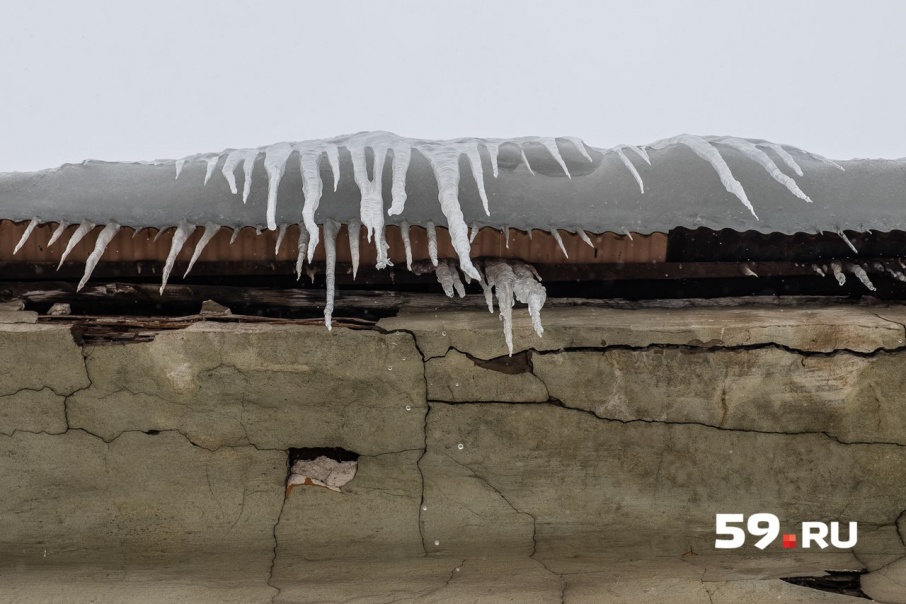 В Перми ледяная глыба упала на коляску с 9-месячной девочкой