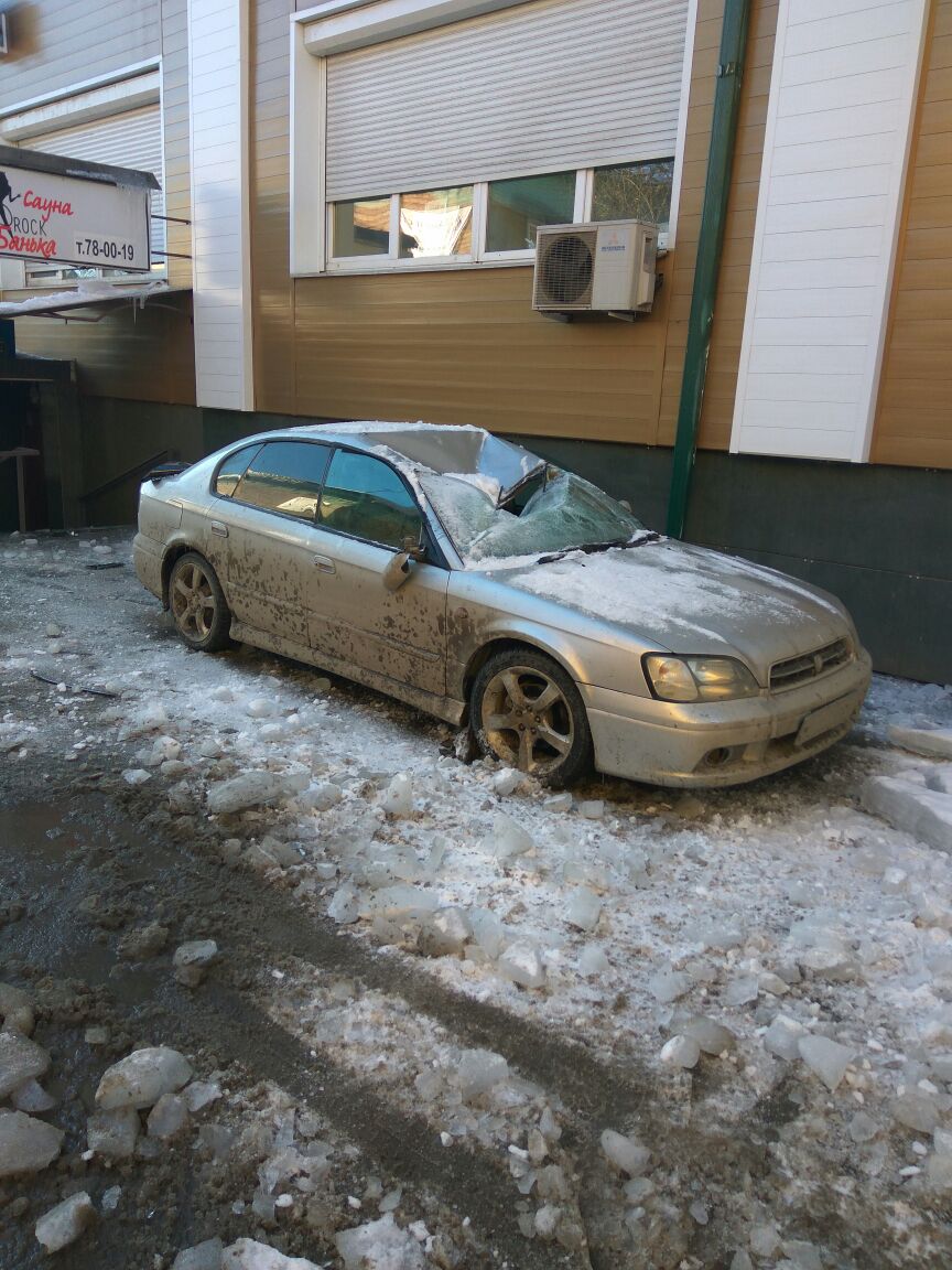 В Иркутске упавшая с крыши наледь разбила автомобиль