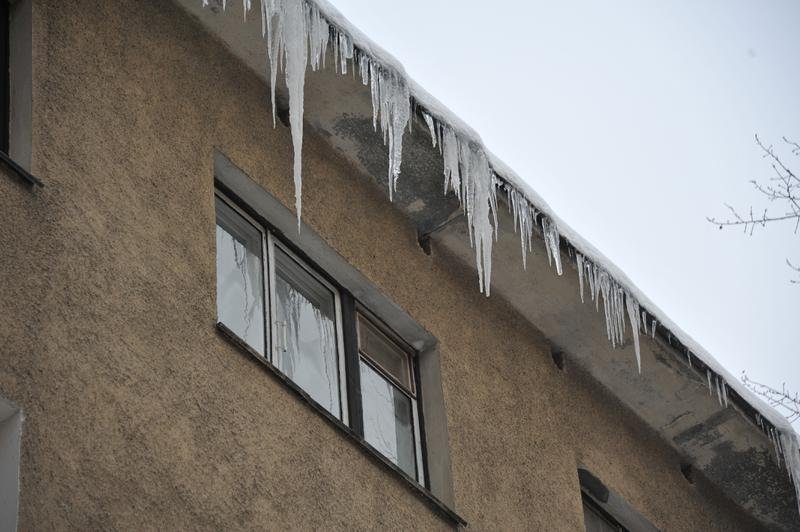 В Екатеринбурге на 69-летнюю женщину упала глыба льда