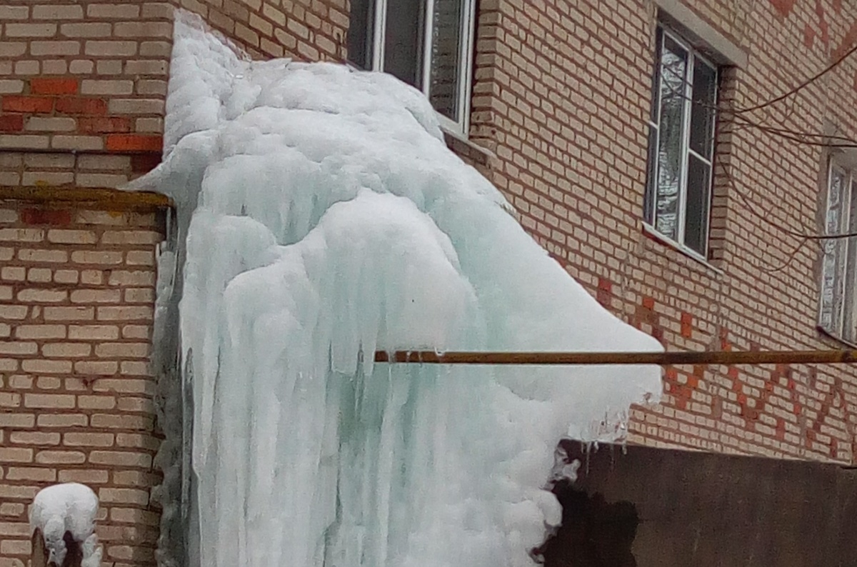 Ледяной нарост сковал газовую трубу многоквартирного дома в Ивантеевке