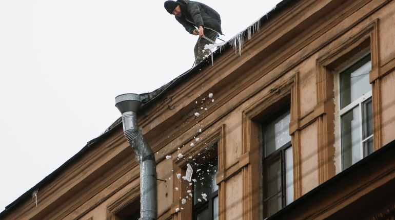 В Санкт-Петербурге выявлено свыше пяти тысяч опасных домов с сосульками