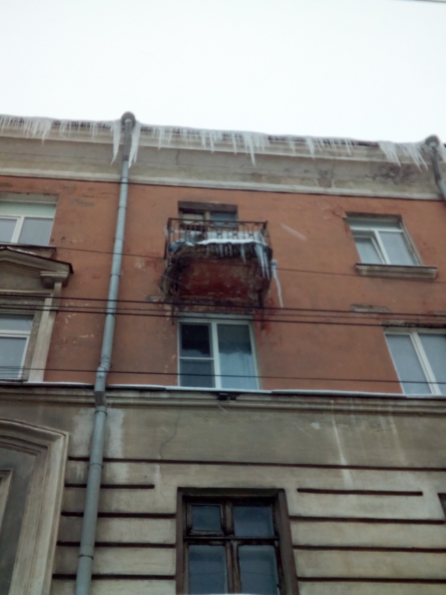 Следственный комитет заинтересовался огромными сосульками на крыше жилого дома в Твери