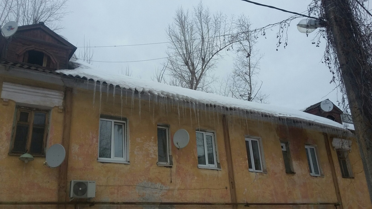 С крыши жилого дома в Самаре на пенсионера сошла лавина снега
