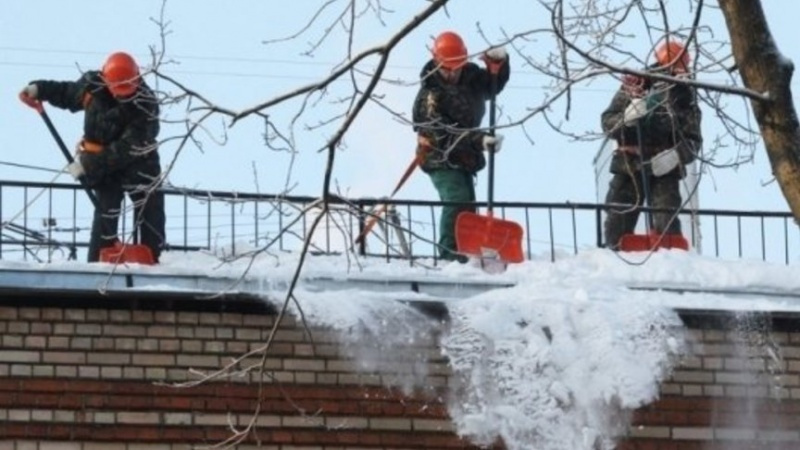В Кирове подрядчики будут оперативно чистить крыши после жалоб горожан