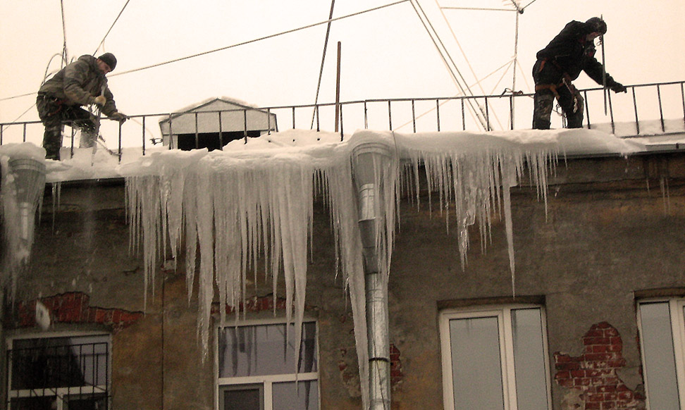 В Саратове с крыши пятиэтажки упал уборщик снега