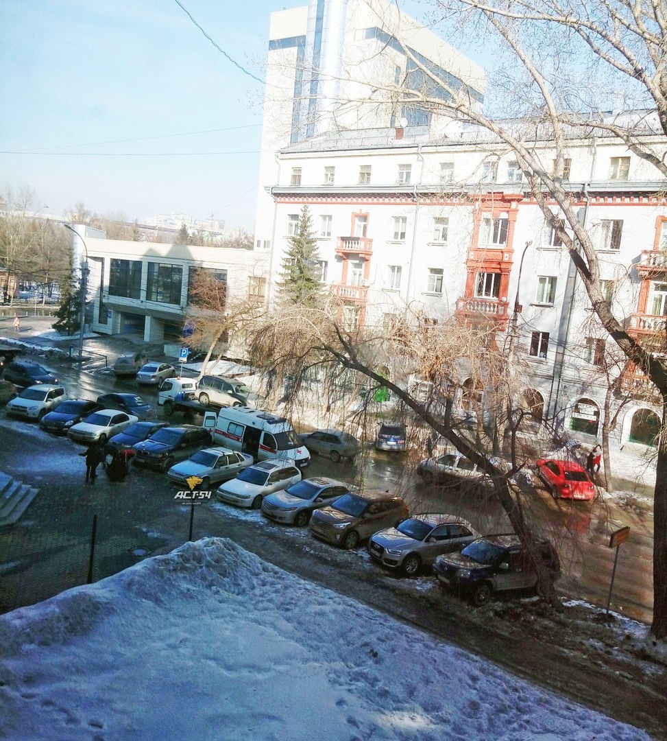 В центре Новосибирска на молодого человека рухнула ледяная глыба