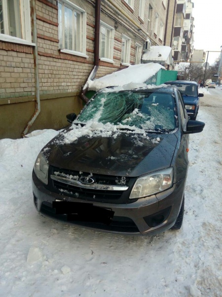 В Димитровграде на машину с крыши упала ледяная глыба