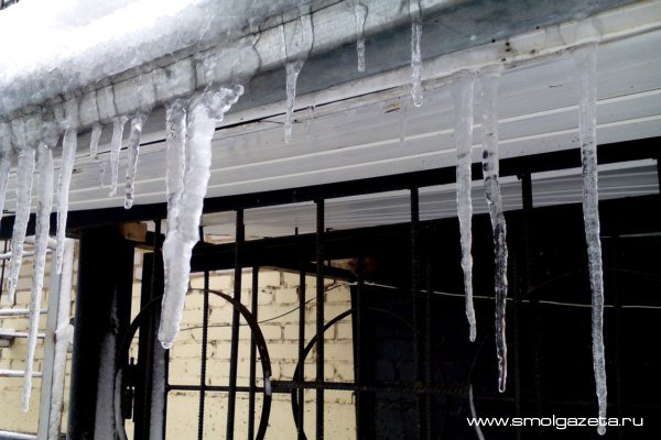 «Жилищник» предупреждает жителей Смоленска о снежной угрозе
