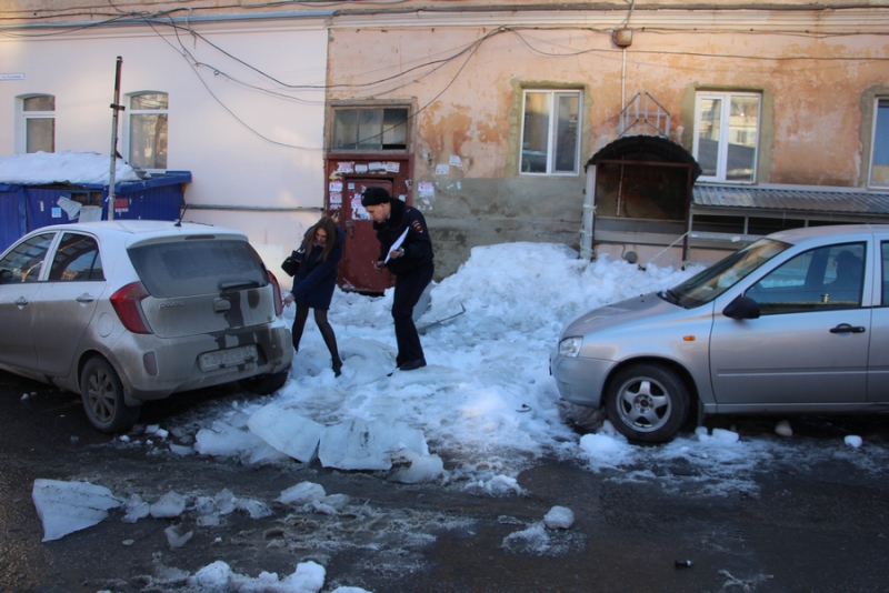 В Саратове два человека пострадали при падении льда с крыши