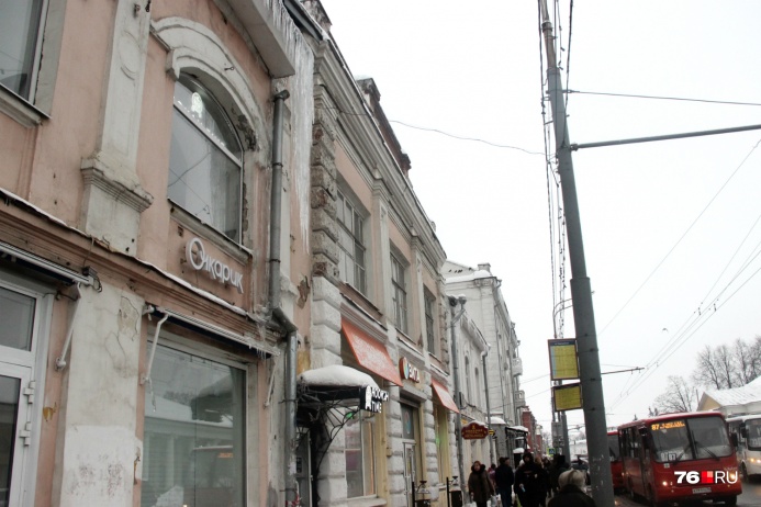 В центре Ярославля на мужчину с крыши дома рухнул лёд