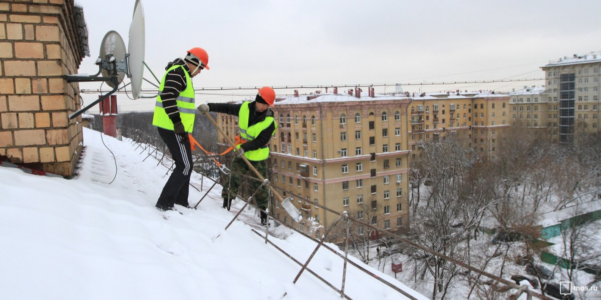Столичные крыши будут чистить от снега и наледи 16 200 рабочих