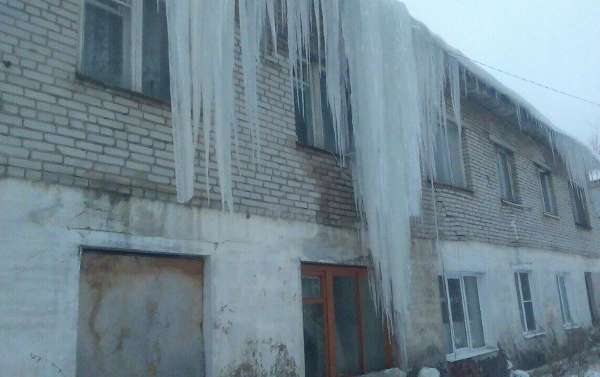 Дом в Новгородской области покрылся ледяными глыбами