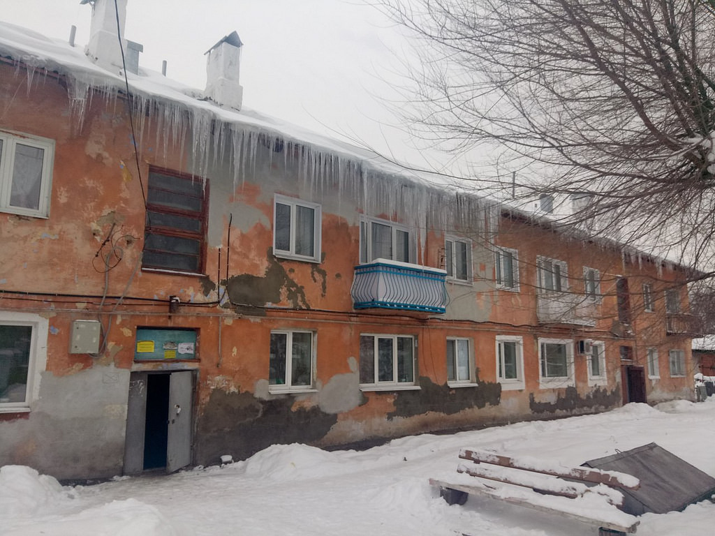 Жители Сызрани выкладывают в сеть фотографии «сосулек-убийц»