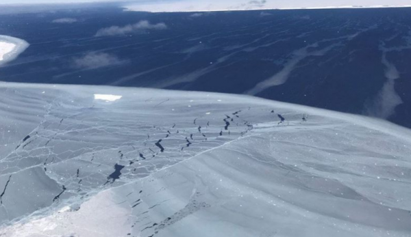 NASA показало фото расколовшегося гигантского айсберга в Антарктиде