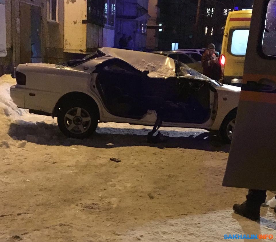 В Южно-Сахалинске водитель пострадал при падении снега с крыши дома на автомобиль