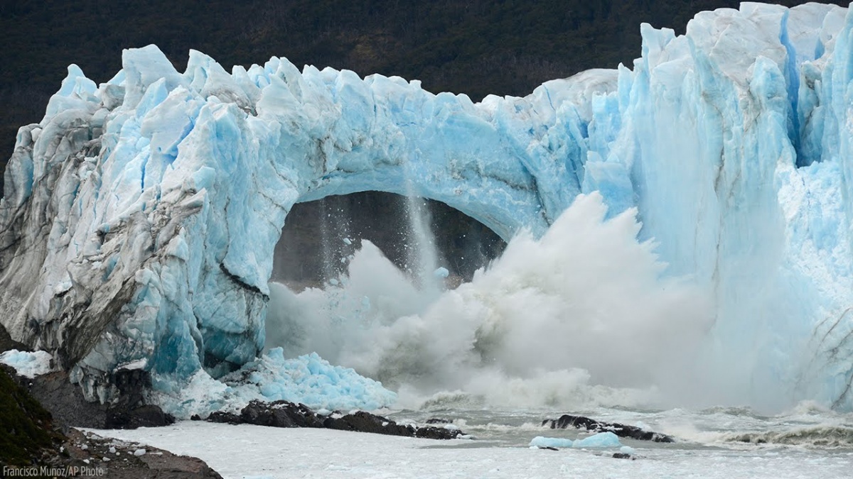 На леднике Перито-Морено снова обрушился гигантский ледяной мост