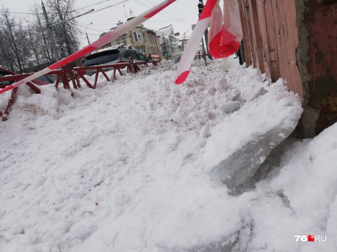 Снег и лёд с крыши проломили жительнице Ярославля голову и повредили спину
