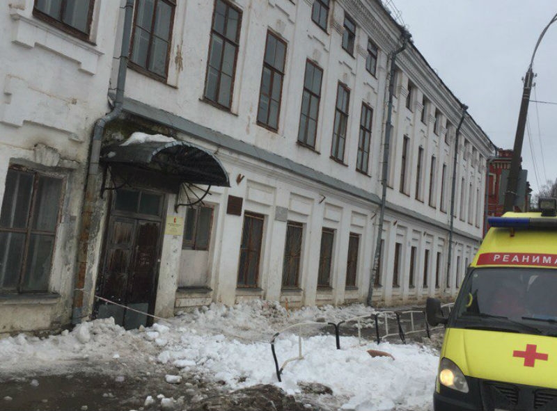 В Вологде на ученика 3 класса с крыши школы упала сосулька