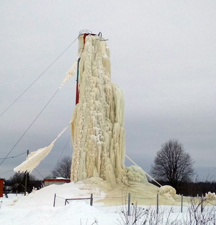В Вологодской области водонапорная башня превратилась в огромную сосульку