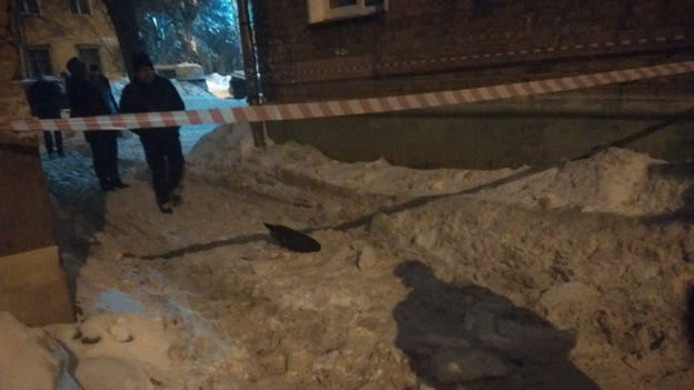 В Кирове снежная глыба рухнула на женщину