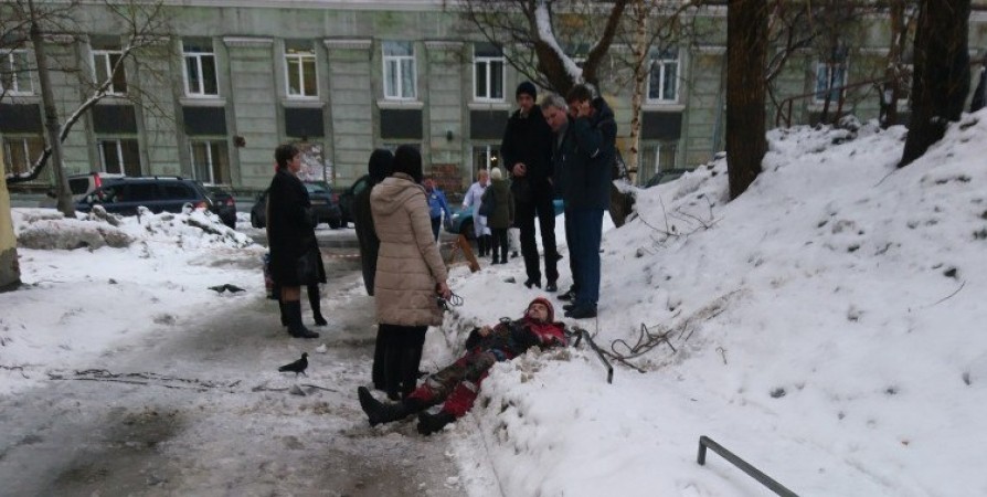 Три человека пострадали в Мурманске от сосулек