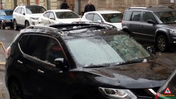 В Санкт-Петербурге упавшая сосулька пробила люк автомобиля