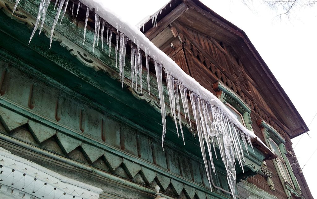 Управляющая компания из Костромы выплатит компенсацию девушке за травмы от схода снега с крыши