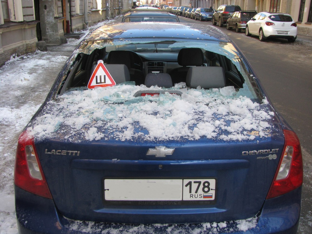 В Санкт-Петербурге лед оставил легковушку без заднего стекла, но со знаком «Ш»