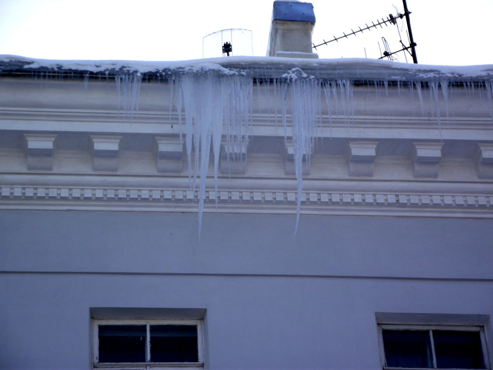 В Иваново с крыши пятиэтажки на коляску с ребёнком рухнула глыба снега