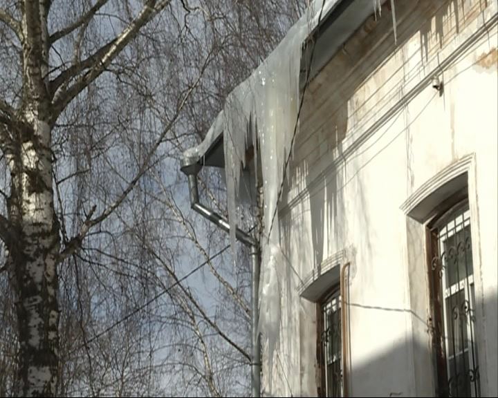 В Костроме снег с крыши дома обрушился на 14-летнего подростка