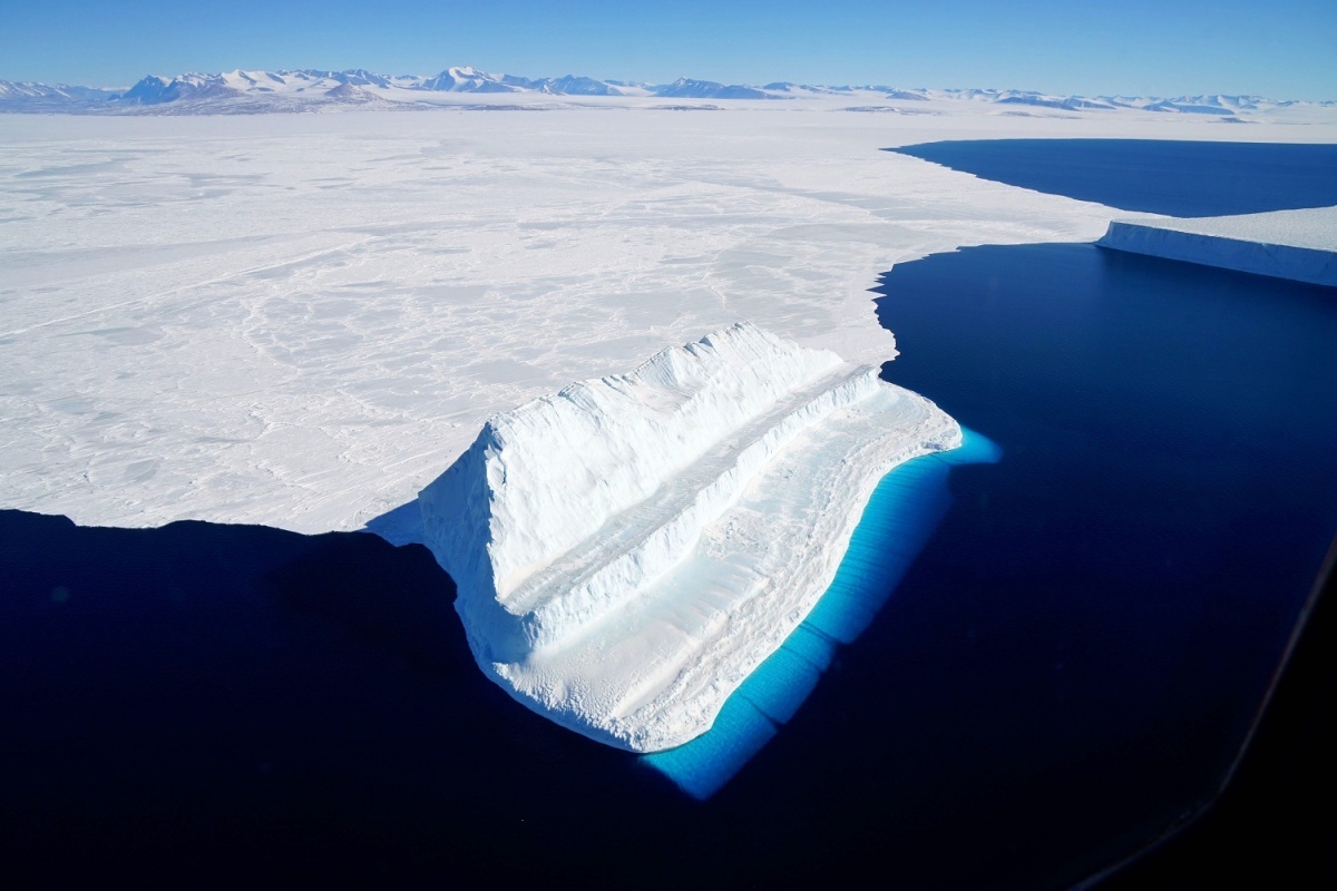 Исследовательский самолет NASA сфотографировал «cамый голубой лед» на Земле