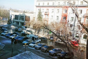 В центре Новосибирска на молодого человека рухнула ледяная глыба
