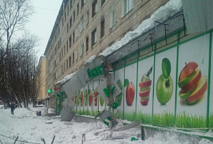В Мурманской области снег с крыши разрушил козырек и вывеску магазина 
