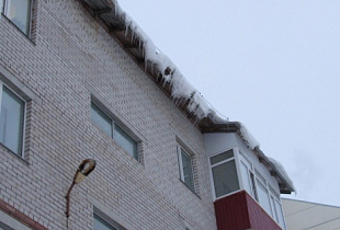 Госстройжилнадзор НАО включился в борьбу с гололёдом и наледью на крышах