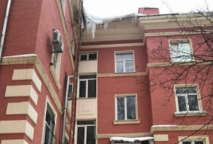 В Ростове-на-Дону жители боятся войти в дом из-за сосульки