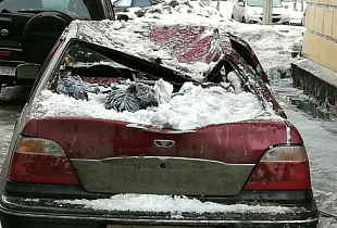 В Мурманске упавший с крыши лёд смял машину