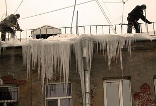 В Саратове с крыши пятиэтажки упал уборщик снега